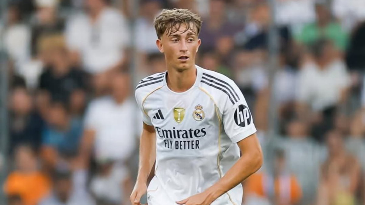 Dean Huijsen jugando un partido con el Real Madrid.