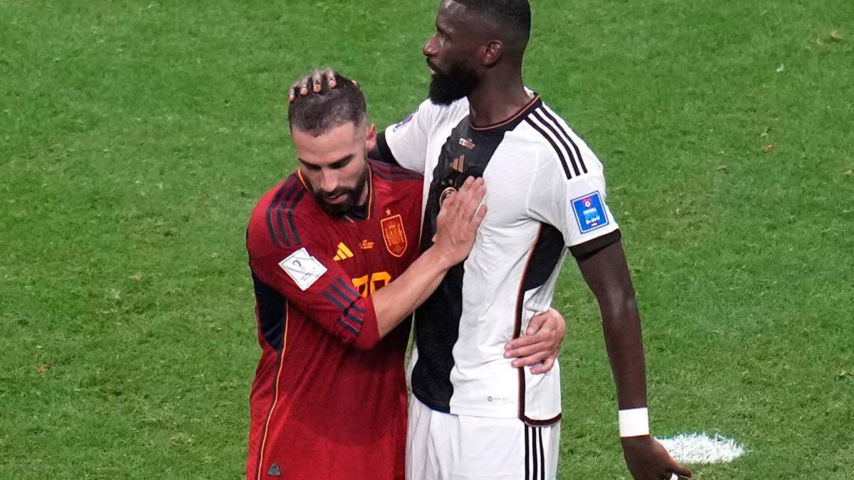 Dani Carvajal y Antonio Rudiger disputando un partido entre España y Alemania. 