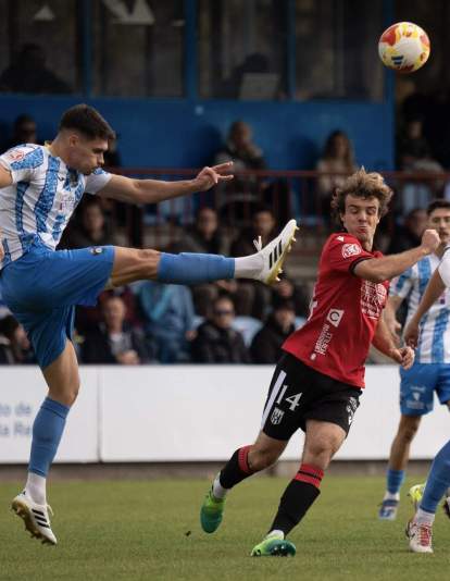 Un jugador del Talavera disputando un balón.
