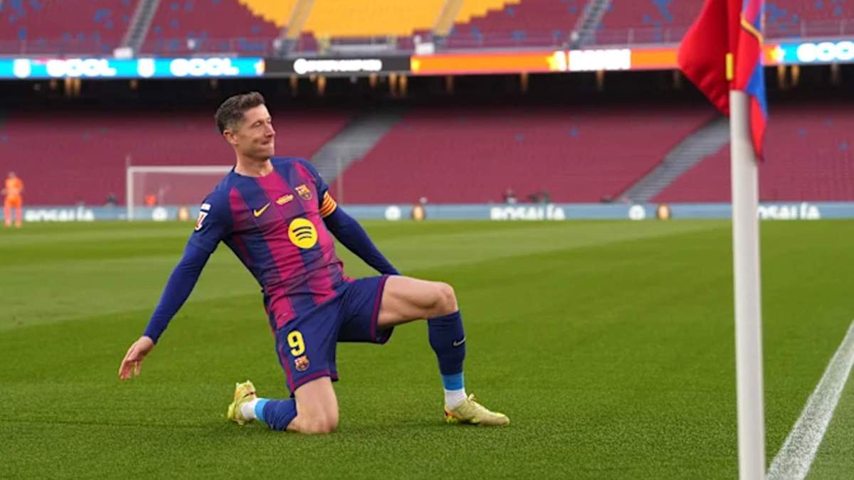 Robert Lewandowski celebrando un gol con el Barcelona. 