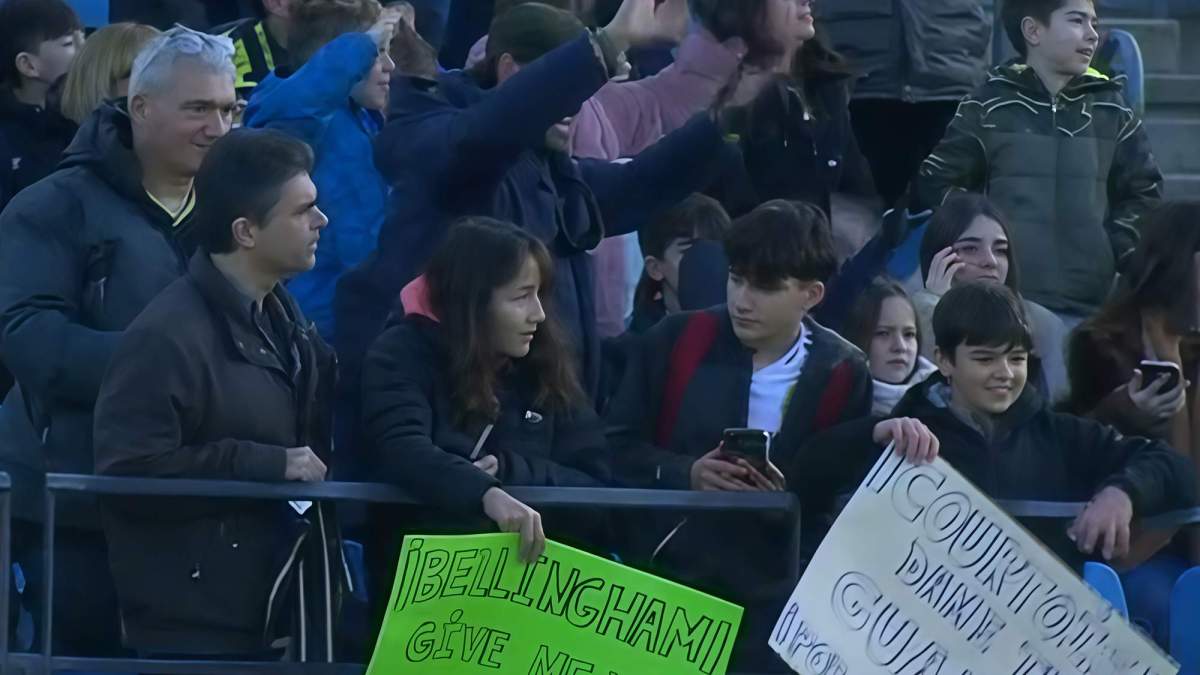 Aficionados del Real Madrid en Valdebebas. 