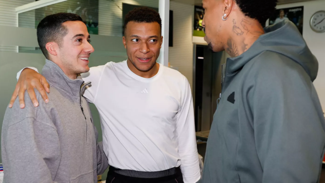 Lucas Vázquez, charlando con Mbappé y Militao durante su visita a Valdebebas
