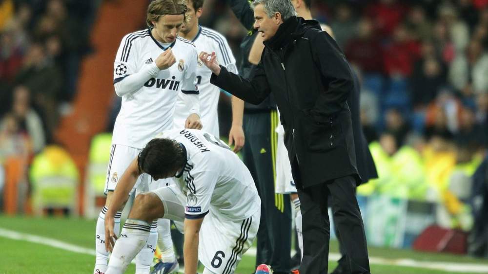 José Mourinho, dando instrucciones a Luka Modric durante un partido del Real Madrid. José Mourinho, dando instrucciones a Luka Modric durante un partido del Real Madrid.