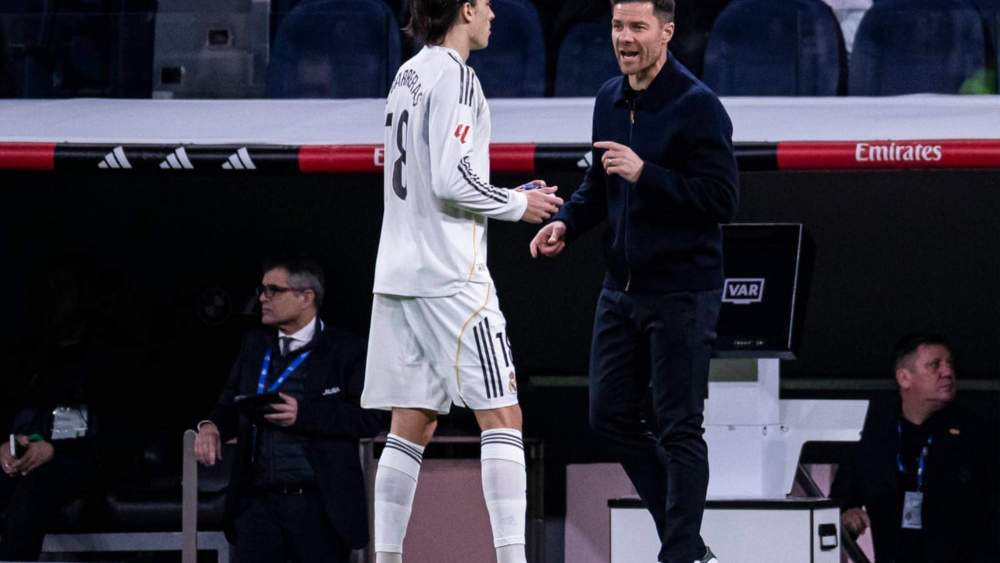 Xabi Alonso, hablando con Álvaro Carreras, durante el partido ante el Celta.