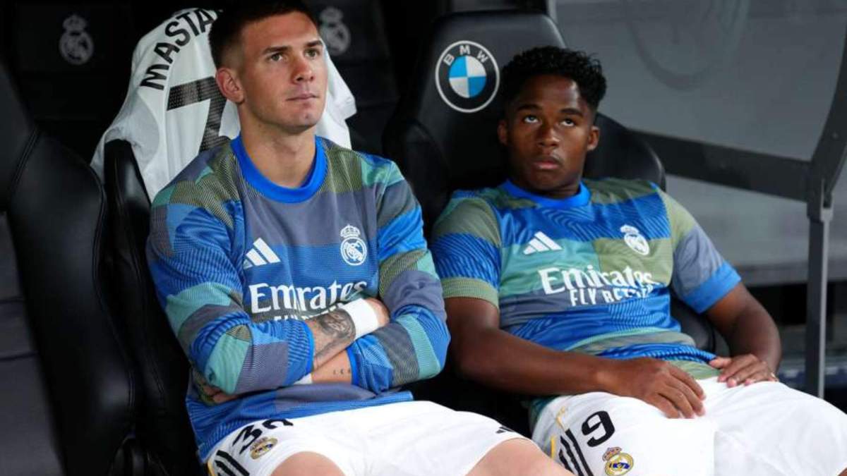 Franco Mastantuono y Endrick en el banquillo durante el Clásico