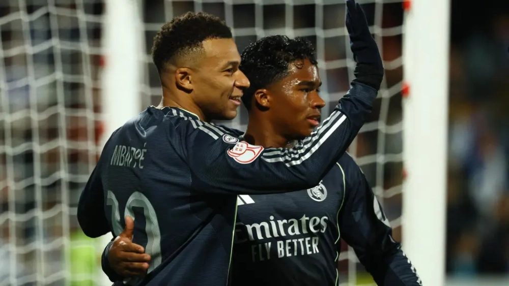 Endrick, celebrando con Mbappé uno de los goles del Real Madrid al Talavera