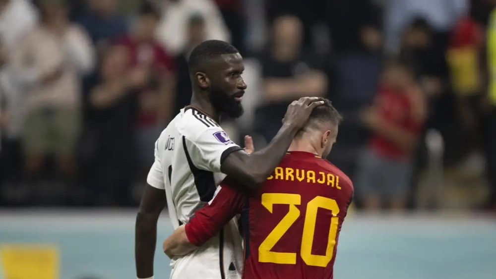 Antonio Rudiger y Dani Carvajal durante une enfrentamiento entre España y Alemania.