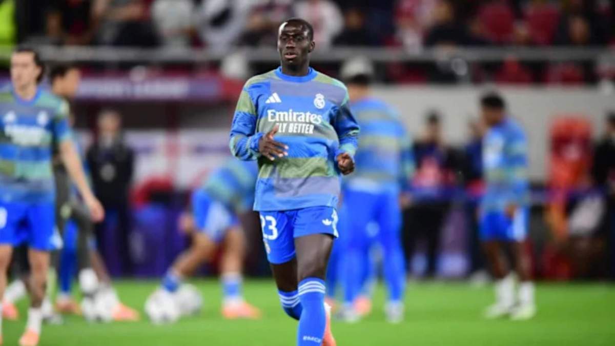 Ferland Mendy antes del partido contra el Olympiacos