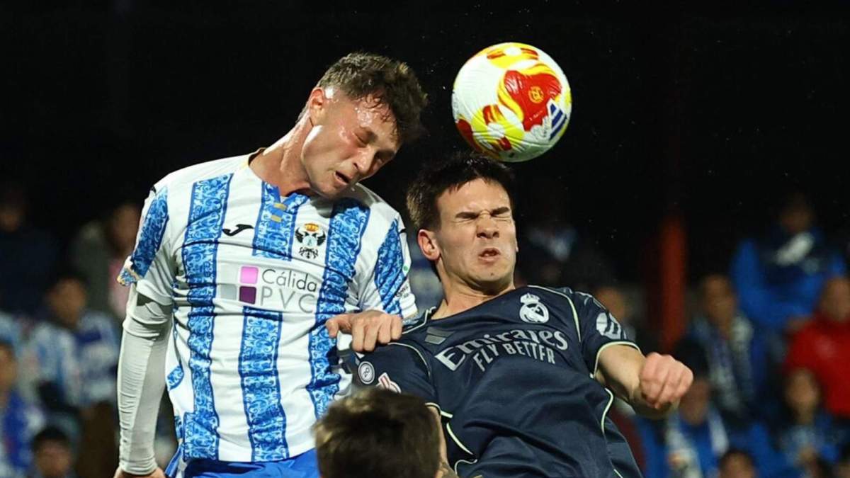 Franco Mastantuono, peleando por un balón aéreo en el duelo copero de anoche en Talavera. Franco Mastantuono, peleando por un balón aéreo en el duelo copero de anoche en Talavera.