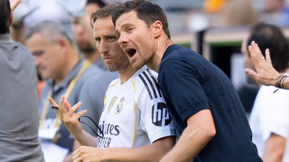 Xabi Alonso, dando instrucciones a Luka Modric antes de que el futbolista entrara al campo en un partido del Mundial de Clubes. Xabi Alonso, dando instrucciones a Luka Modric antes de que el futbolista entrara al campo en un partido del Mundial de Clubes.