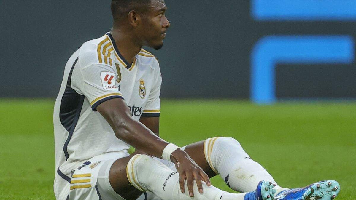 David Alaba sentado en el suelo en un partido del Real Madrid.