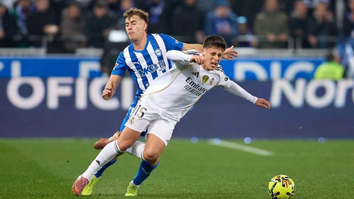 Arda Güler sufriendo una falta en el partido contra el Alavés