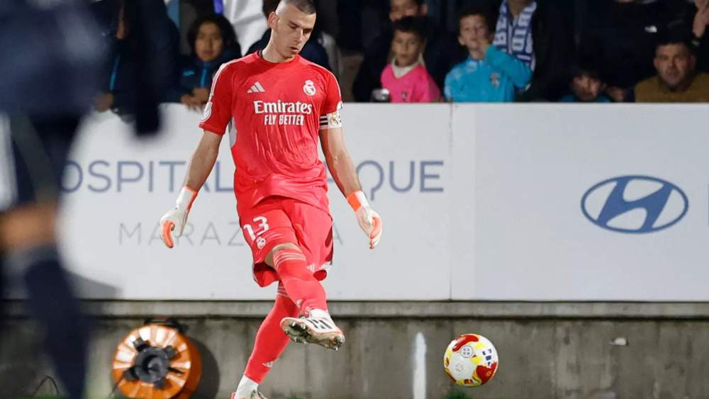 Andriy Lunin, con el balón en los pies, durante el partido de Copa contra el Talavera de la semana pasada.
