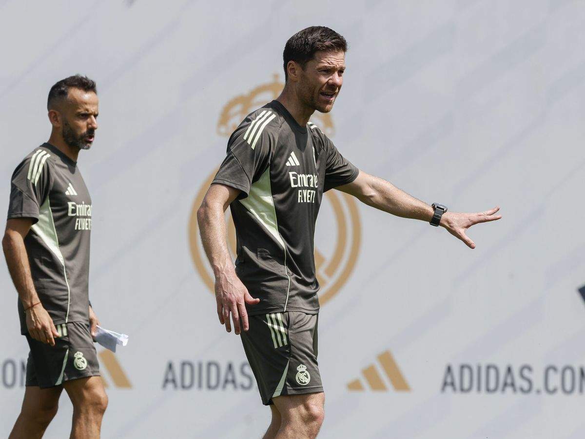 Xabi Alonso jugando un partido con el Real Madrid. 