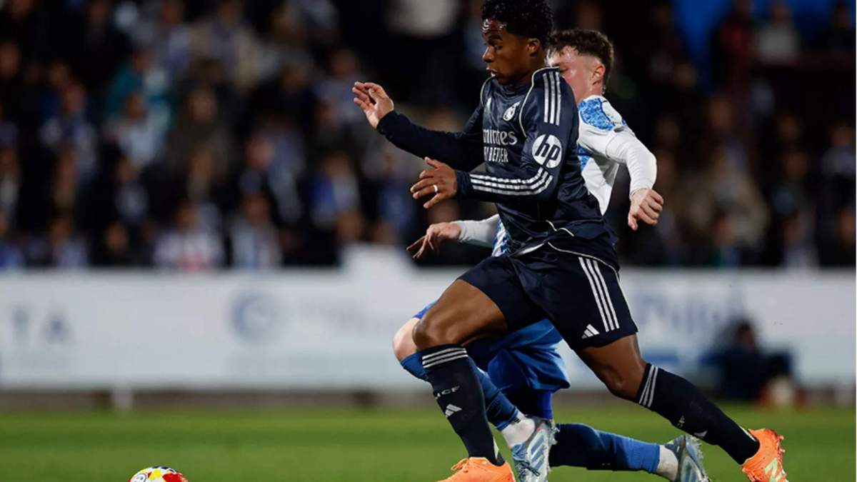 Endrick disputando un balón durante el Talavera - Real Madrid.