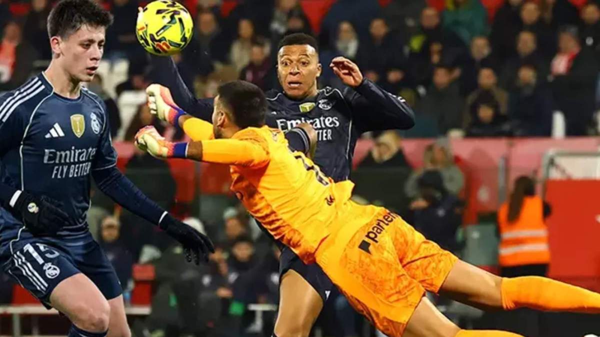 Arda Güler y Kylian Mbappé delante del meta del Girona, Paulo Gazzaniga. Arda Güler y Kylian Mbappé delante del meta del Girona, Paulo Gazzaniga.