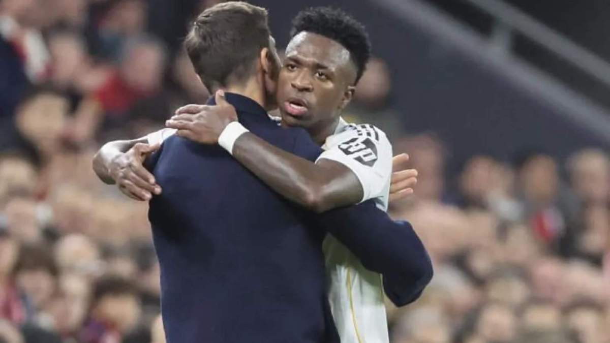 Xabi Alonso y Vinicius Junior se abrazan después de la sustitución del brasileño.