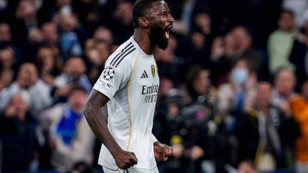 Antonio Rüdiger podría ser baja de última hora en el Real Madrid tras no haber entrenado este martes con el grupo, aquejado de unos dolores en su pierna izquierda.