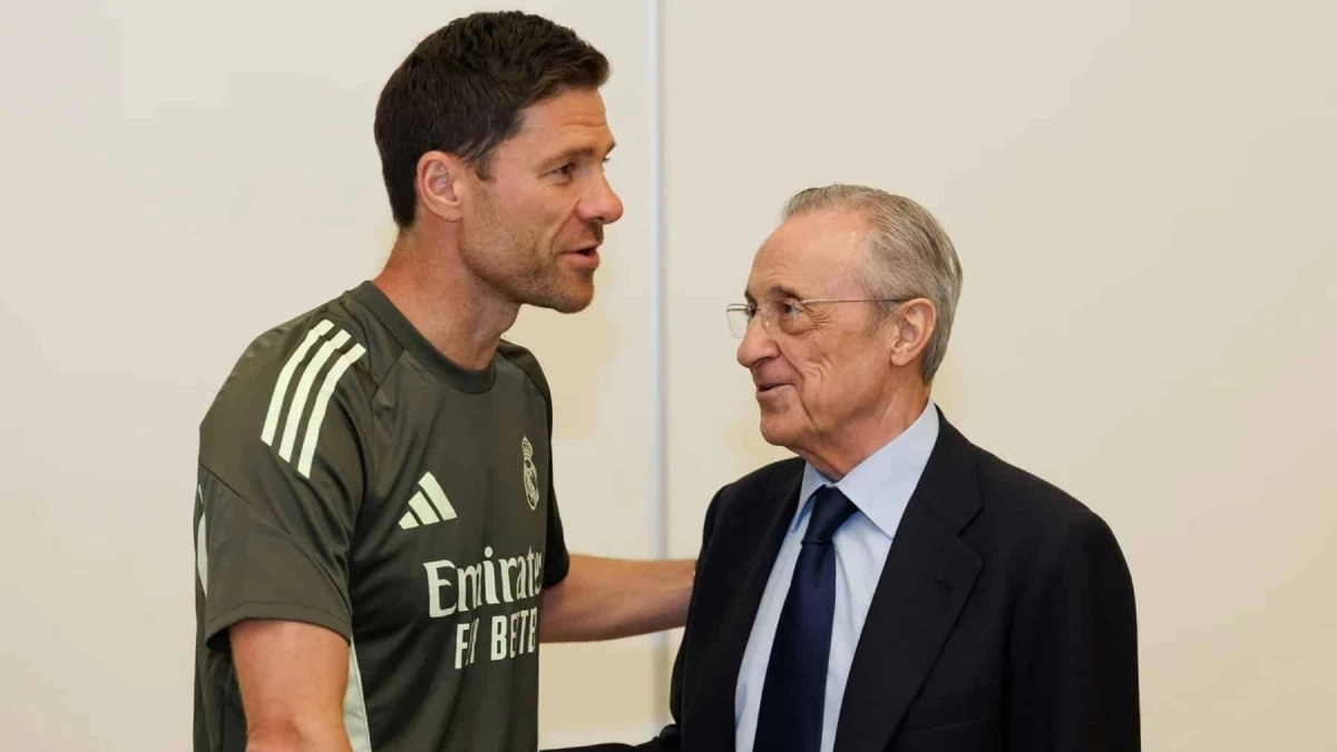 Florentino Pérez junto a Xabi Alonso