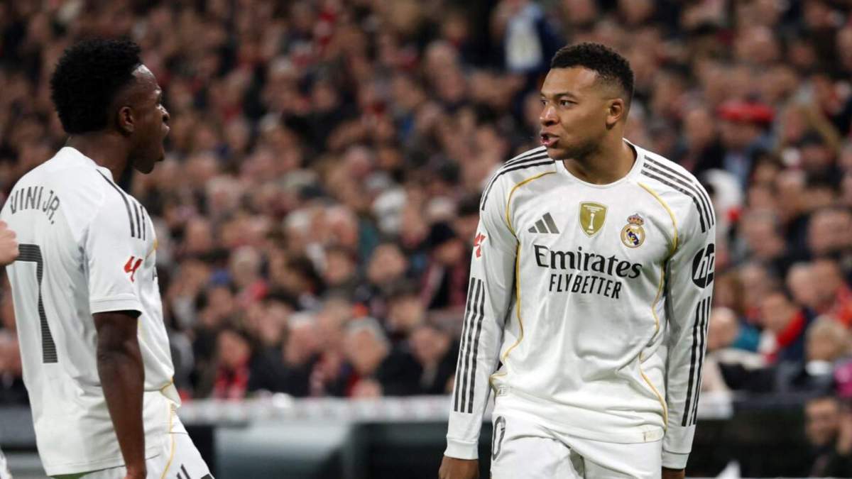 Vinicius Junior celebra con Kylian Mbappé el primer gol del Real Madrid contra el Athletic Club.