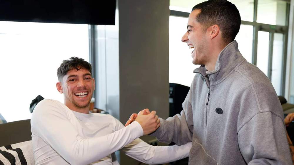Lucas Vázquez, sonriente, saludando a Fede Valverde después del entrenamiento del Real Madrid. Lucas Vázquez, sonriente, saludando a Fede Valverde después del entrenamiento del Real Madrid.