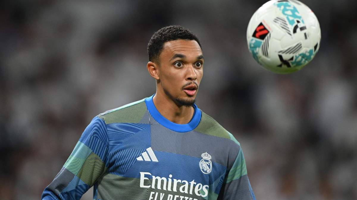 Trent Alexander-Arnold durante un calentamiento con el Real Madrid. 