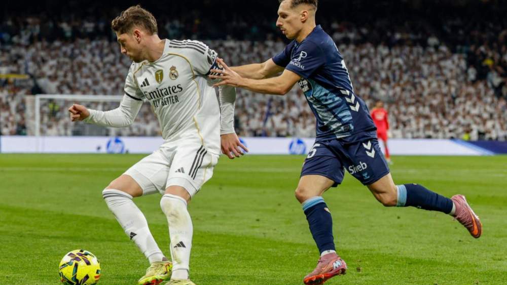 Fede Valverde, protegiendo el balón, ante Bryan Zaragoza. Fede Valverde, protegiendo el balón, ante Bryan Zaragoza.