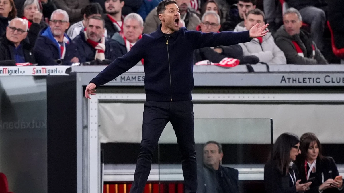Xabi Alonso dando órdenes durante el partido contra el Athletic Xabi Alonso dando órdenes durante el partido contra el Athletic