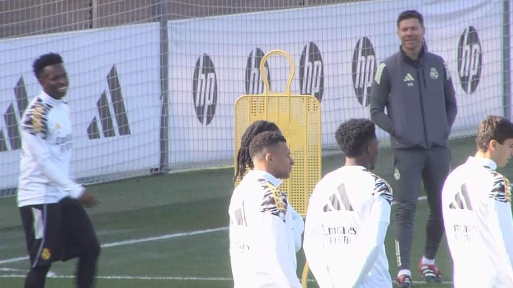 Vinicius Junior y Xabi Alonso, sonrientes, en el entrenamiento de este sábado en Valdebebas.