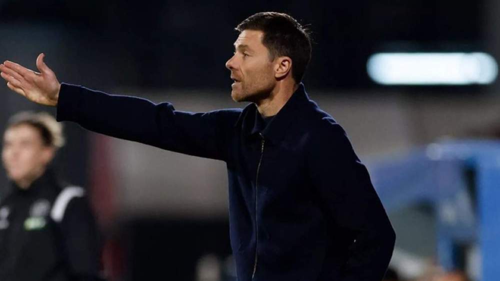 Xabi Alonso, dando indicaciones a sus jugadores durante un partido del Real Madrid.