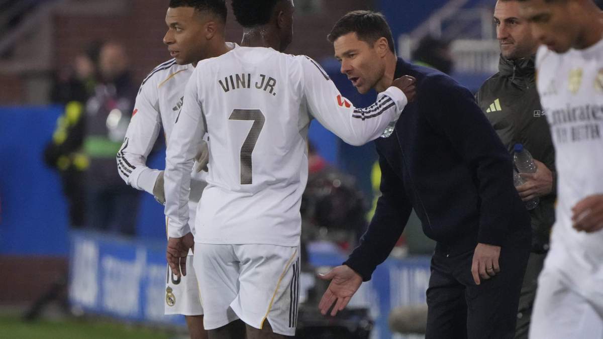 Xabi Alonso y Vinícius Júnior en un partido del Real Madrid. 