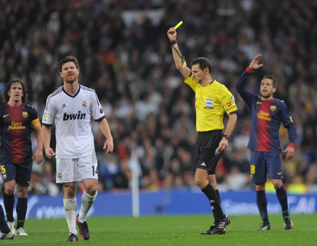 Xabi Alonso recibe una tarjeta amarilla contra el Barcelona en la época que se investiga dentro del caso Negreira.