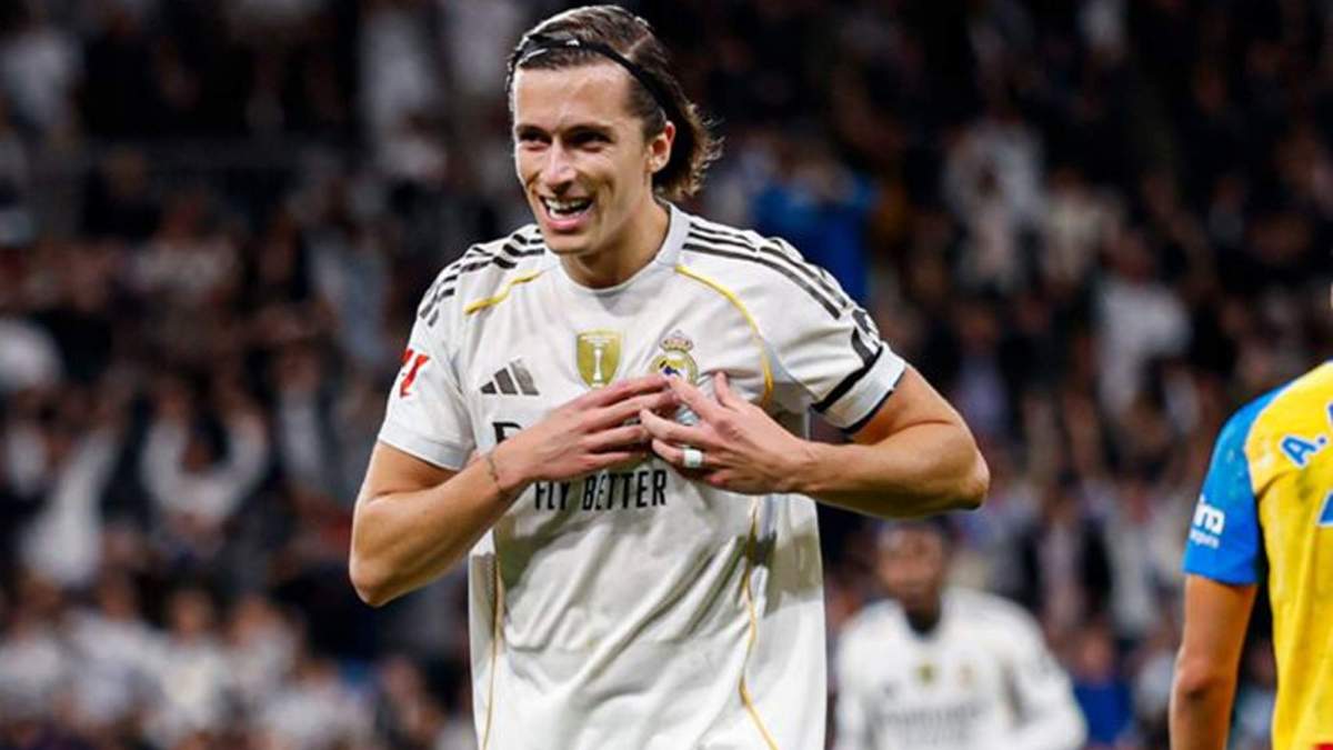 Álvaro Carreras celebrando su gol contra el Valencia. 