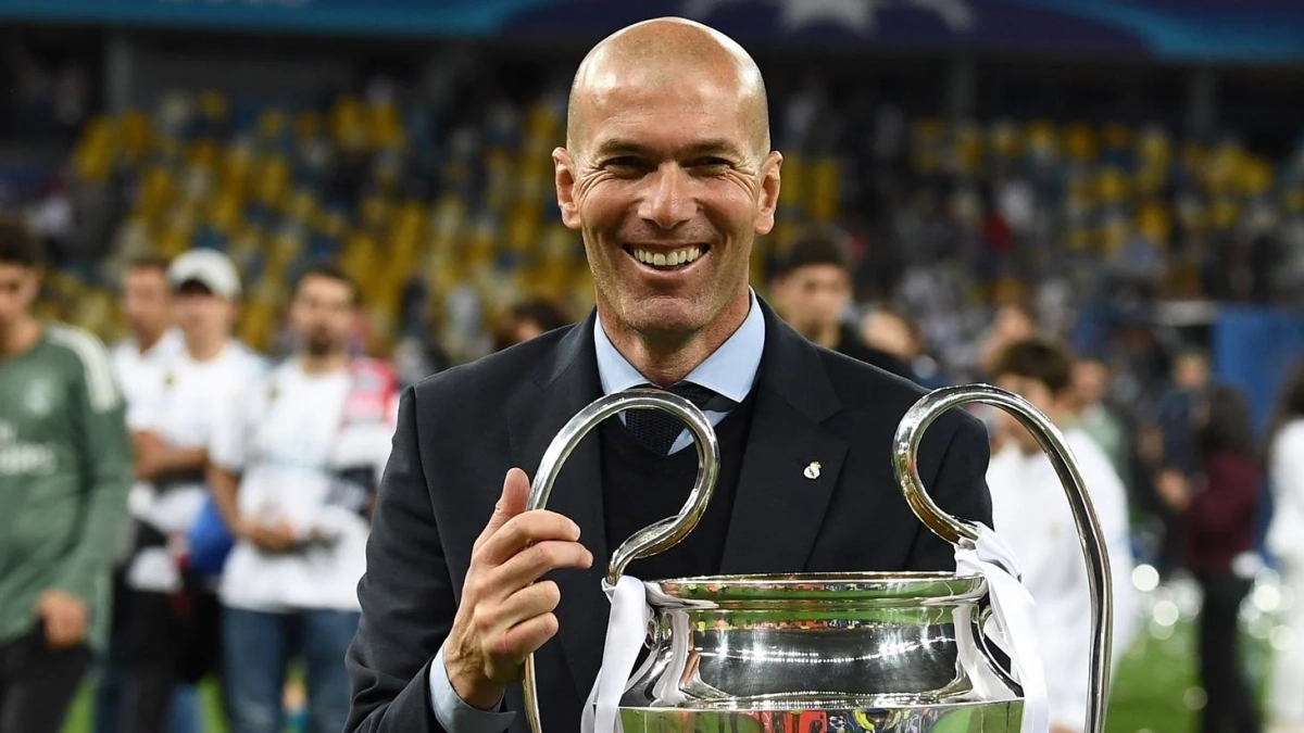 Zinedine Zidane levantando una Champions League con el Real Madrid. Zinedine Zidane levantando una Champions League con el Real Madrid.