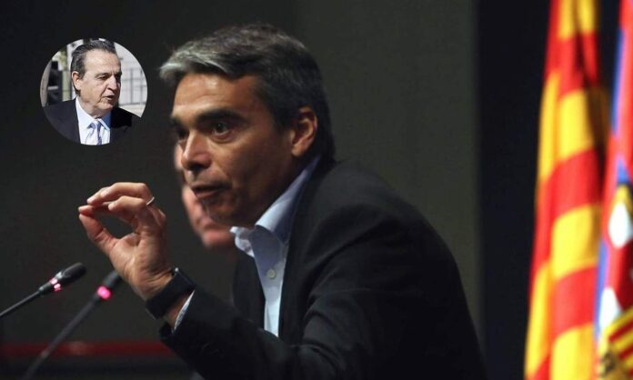 Albert Soler en un acto con el Fútbol Club Barcelona y una foto de Negreira.