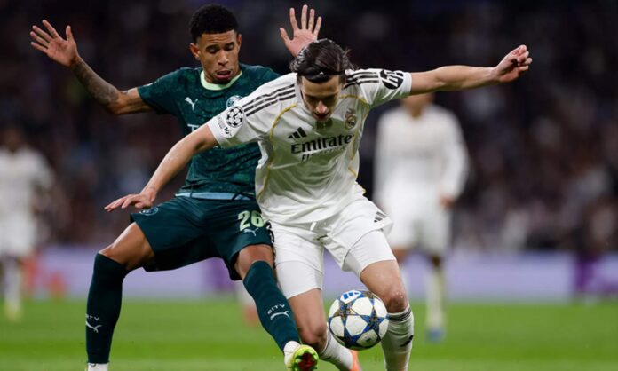 Álvaro Carreras jugando contra el Manchester City. 