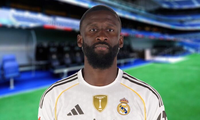 Antonio Rüdiger con la camiseta del Real Madrid y el Santiago Bernabéu.