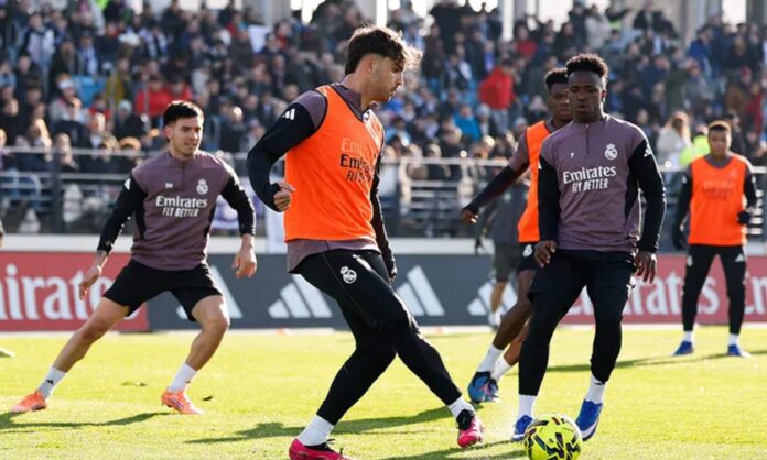 Tres futbolistas del Real Madrid han abandonado tarde las instalaciones de Valdebebas tras el entrenamiento especial de esta mañana ante la afición.