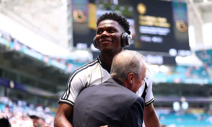 Florentino Pérez abrazando a Aurélien Tchouaméni antes de un partido del Mundial de Clubes.