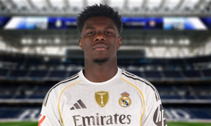 Aurélien Tchouaméni con la camiseta del Real Madrid y el Santiago Bernabéu.