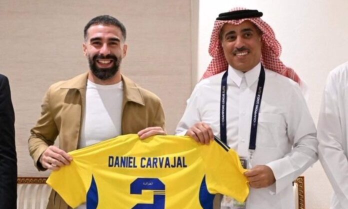 Dani Carvajal, luciendo con la camiseta del Al-Gharafa en su visita a Qatar.