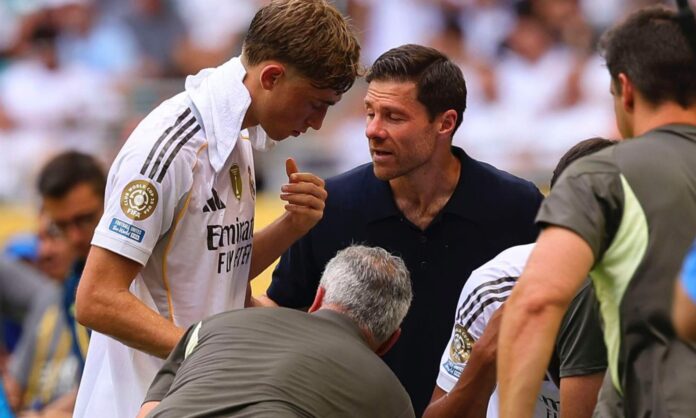 Dean Huijsen y Xabi Alonso, conversando durante un partido del Real Madrid en el Mundial de Clubes.