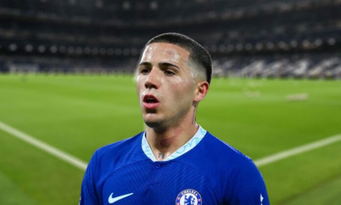 Enzo Fernández con la camiseta del Chelsea y el Santiago Bernabéu.