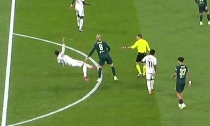 Erling Haaland en la disputa con Raúl Asencio en la primera parte.