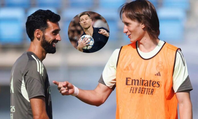 Álvaro Arbeloa, Joan Martínez y una foto de Xabi Alonso. 