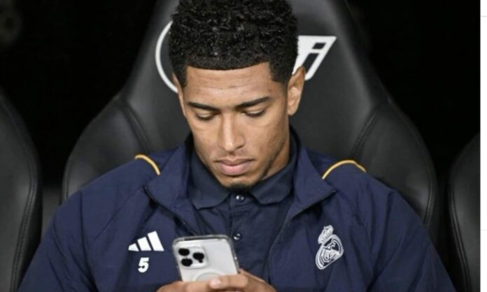 Jude Bellingham, con el móvil en las manos en el banquillo del Santiago Bernabéu.