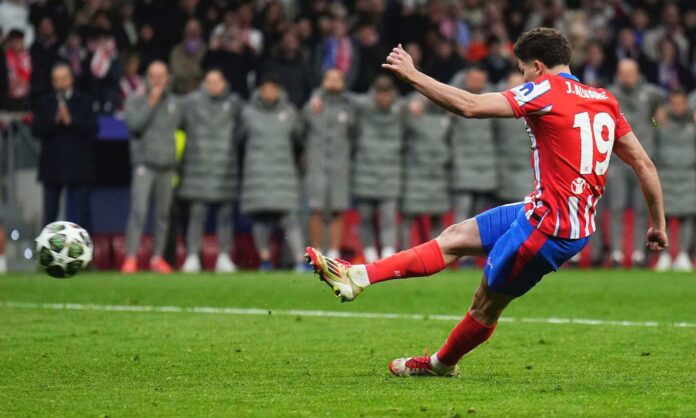 Julián Álvarez, en el penalti que marcó en Champions al Real Madrid.