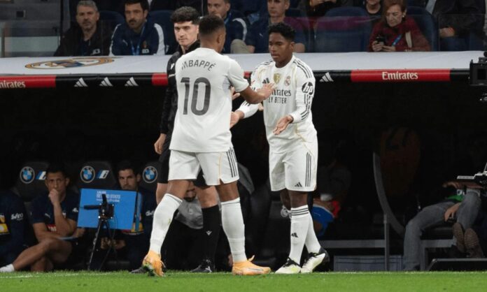Endrick Felipe entra al campo, sustituyendo a Kylian Mbappé durante un partido de esta temporada con el Real Madrid.