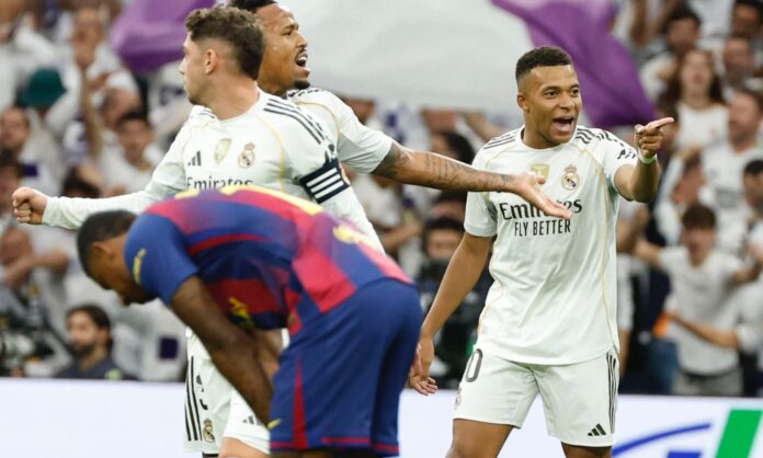 Kylian Mbappé, durante el último Clásico ante el Barcelona en el Santiago Bernabéu.
