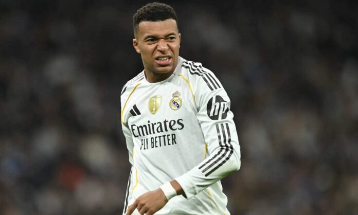 Kylian Mbappé jugando con el Real Madrid y el parche de campeón Intercontinental en la camiseta.